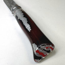 Carica l'immagine nel visualizzatore di Gallery, Coltello Opinel N°08 Carbone decorato a mano da Ugo Brigadoi, manico bordeaux e argento – fondo del manico con accenti rossi