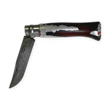 Carica l'immagine nel visualizzatore di Gallery, Coltello Opinel N°08 Carbone decorato a mano da Ugo Brigadoi, manico bordeaux e argento – semiaperto, vista orizzontale