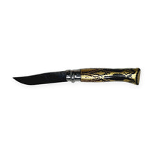 Carica l'immagine nel visualizzatore di Gallery, Coltello Opinel N°09 Carbone decorato a mano da Ugo Brigadoi, manico nero e oro – aperto, vista orizzontale