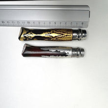 Carica l'immagine nel visualizzatore di Gallery, Coltello Opinel N°09 Carbone decorato a mano da Ugo Brigadoi, manico nero e oro – misure con righello