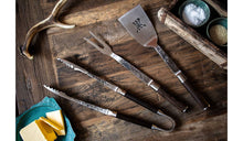 Carica l'immagine nel visualizzatore di Gallery, Set esclusivo per barbecue Satake Kuro da 3 pezzi (Pinza, forca, spatola)