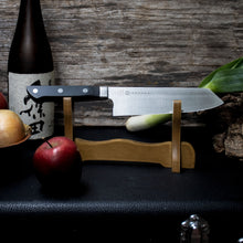 Carica l'immagine nel visualizzatore di Gallery, Satake Shiro Bunka 17 cm su supporto in legno in cucina