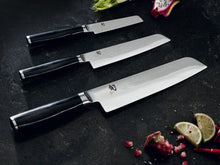 Carica l'immagine nel visualizzatore di Gallery, Coltello KAI Shun Premier TMM-0702 Tim Mälzer Minamo Santoku 32 strati 18 cm