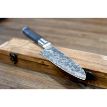 Carica l'immagine nel visualizzatore di Gallery, Coltello Satake Kuro Santoku 18 cm