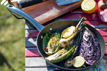 Carica l'immagine nel visualizzatore di Gallery, Padella antiaderente in ghisa leggera con Nido d'Ape SATAKE 28 cm