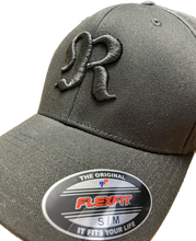 Carica l'immagine nel visualizzatore di Gallery, Cappellino da Baseball Flexfit black & black "R"