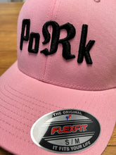 Carica l'immagine nel visualizzatore di Gallery, Cappellino da Baseball Flexfit rosa & black Pork, Tg. S/M