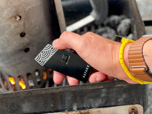 Carica l'immagine nel visualizzatore di Gallery, Accendino tempesta universale SATAKE - Lighting in style