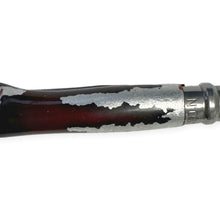Carica l'immagine nel visualizzatore di Gallery, Coltello Opinel N°08 Carbone decorato a mano da Ugo Brigadoi, manico bordeaux e argento – dettaglio del manico
