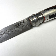 Carica l'immagine nel visualizzatore di Gallery, Coltello Opinel N°08 Carbone decorato a mano da Ugo Brigadoi, manico bordeaux e argento – timbro Opinel Carbone sulla lama
