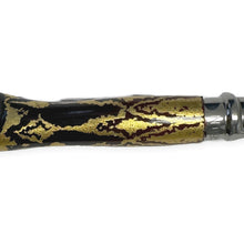 Carica l'immagine nel visualizzatore di Gallery, Coltello Opinel N°09 Carbone decorato a mano da Ugo Brigadoi, manico nero e oro – dettaglio del manico
