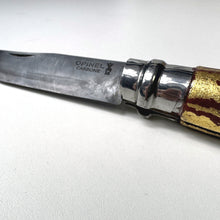 Carica l'immagine nel visualizzatore di Gallery, Coltello Opinel N°09 Carbone decorato a mano da Ugo Brigadoi, manico nero e oro – timbro Opinel Carbone sulla lama

