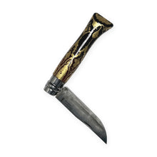 Carica l'immagine nel visualizzatore di Gallery, Coltello Opinel N°09 Carbone decorato a mano da Ugo Brigadoi, manico nero e oro – semiaperto, lama in acciaio al carbonio
