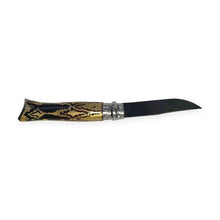 Carica l'immagine nel visualizzatore di Gallery, Coltello Opinel N°09 Carbone decorato a mano da Ugo Brigadoi, manico nero e oro – aperto
